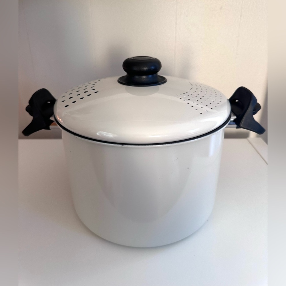 Stainless Steel Stockpot with White Enamel and Vented Lid - 7 QT
